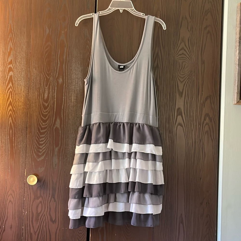 H&M sleeveless gray ruffled dress. Size Large.
